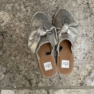 DV Dolce Vita🌟New🌟 Gold Bow Slides Mules Size 9
